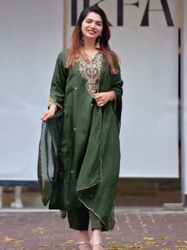DHK 1352 B TRENDING PAKISTANI READY TO WEAR SUITS