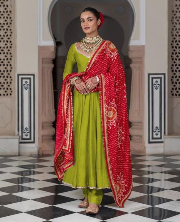 LG 1970 B DESIGNER AND ELEGANCE GOWN IN THREE PIECE