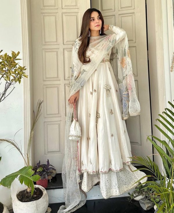 LG 2018 EXCLUSIVE AND SEQUENCE EMBROIDERED GOWN