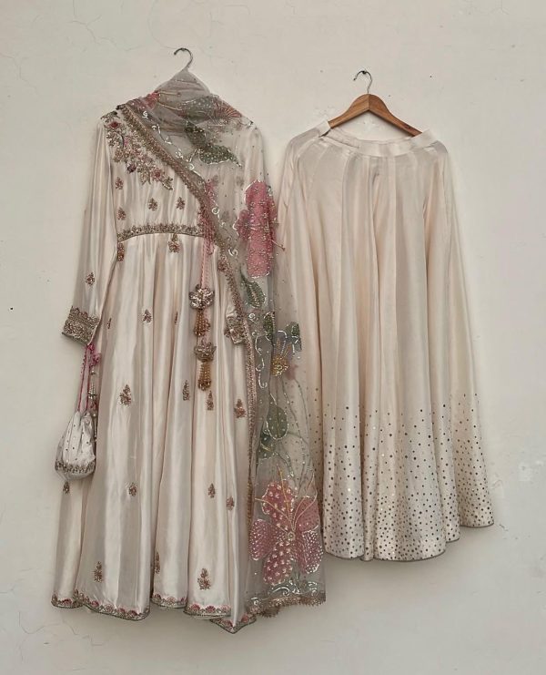 LG 2018 EXCLUSIVE AND SEQUENCE EMBROIDERED GOWN