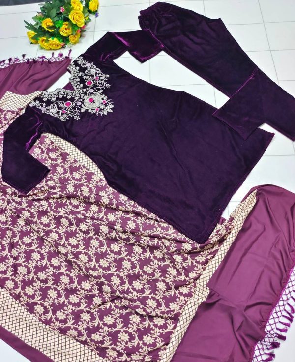WOMEN WASTRA FD 7803 B TRENDING VELVET SUITS